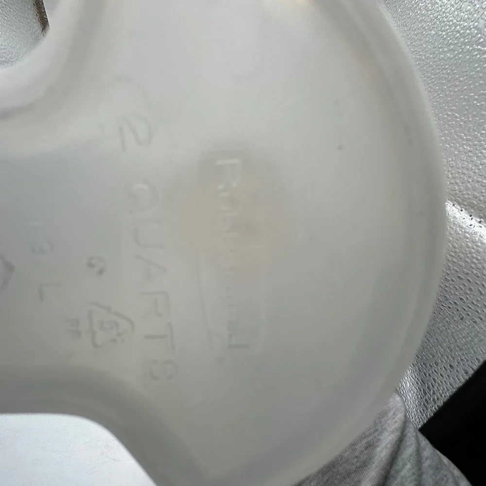 Vintage Rubbermaid 2 Qt EZ Grip Servin Saver Juice Drink Bottle Pitcher with Lid